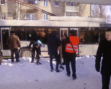 Ученики николаевской мореходной школы помогают очищать от снега остановки общественного транспорта