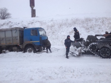 Спасатели расчищают трассу Н-14 «Николаев-Кировоград»: уже «дошли» до Воссиятского