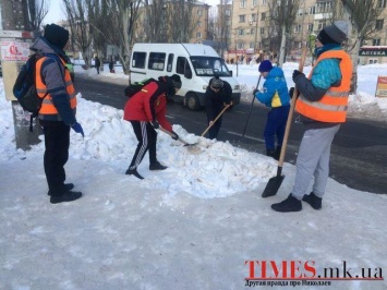 Лига Уличного Футбола Николаева приобщилась к уборке улиц от снега