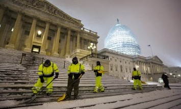 США накрыла снежная метель: 8 погибших и чрезвычайное положение