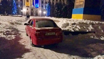 В Николаеве возле снесенного памятника Ленину припарковалась пьяная женщина на легковушке