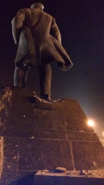 В Донецке подорвали часть памятника Ленина