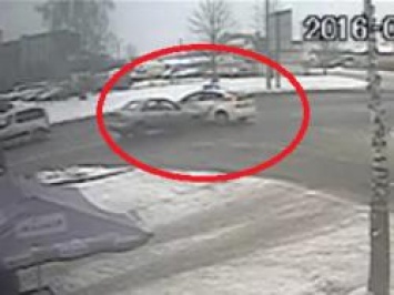 Виноваты дорожники? ДТП с полицейскими во Львове: во время погони Toyota Prius вылетел в кювет. ФОТО