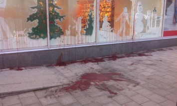 Во Львове активисты облили красной краской витрину магазина Roshen