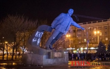 Памятник деятелю, "в честь" которое сейчас назван город, снесли в Днепропетровске