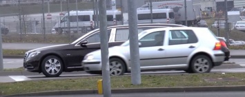 Mercedes-Maybach S600 Pullman выглядит огромным рядом с VW Golf