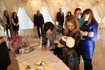 Плотницкий вручил первые «свидетельства о рождении » в «ЛНР» (ФОТО)