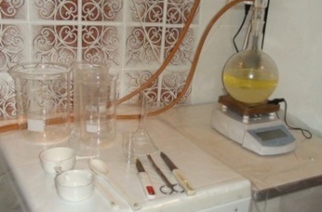 В Николаеве действует нарколаборатория в обычном жилом доме. Правоохранители, в отличие от "химиков", бездействуют