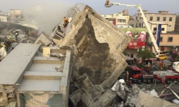 Мощное землетрясение на Тайване обрушило несколько многоэтажек с людьми, есть жертвы