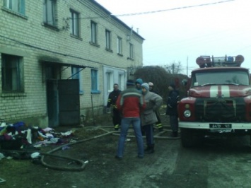 Двухэтажка горела в Луганской области: одна женщина получила ожоги, 10 человек эвакуировали