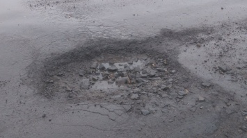 Полицейские заметили на автодороге «Днепропетровск - Николаев» глубокие ямы и просят водителей быть внимательней