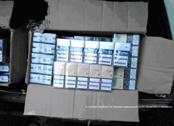 В Луганской обл. мужчина пытался провезти на оккупированный Донбасс около тысячи пачек сигарет