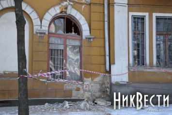 В Николаеве по соседству со школой фехтования рухнула часть аварийного здания