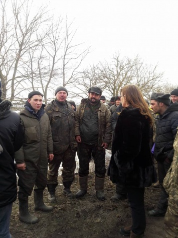 Бойцы 53-й бригады пешком идут из Широкого Лана в Николаев, чтобы пожаловаться на условия проживания