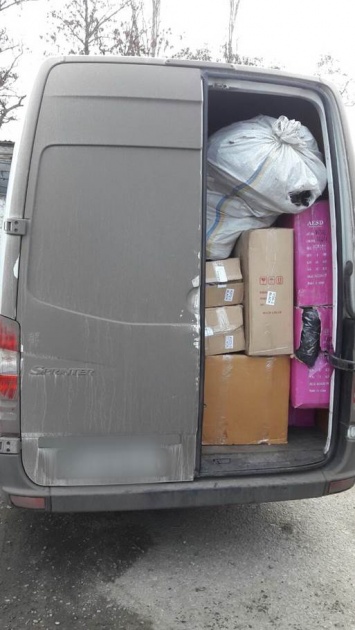 Водитель хотел провезти в "ЛНР" одежду на миллион гривен (ФОТО)