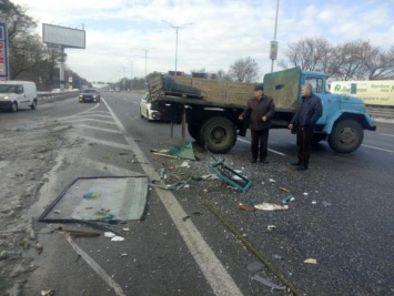 Под Киевом маршрутка врезалась в грузовик, пострадали 4 человека