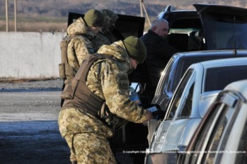 В КПВВ "Новотроицкое" мужчина предлагал пограничникам 1 тыс. грн за содействие в провозе груза