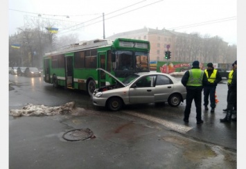 В Харькове на перекрестке Daewoo въехал в троллейбус, есть пострадавшие