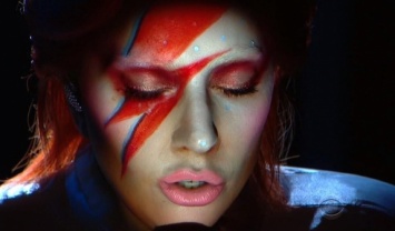 Видео недели: Леди Гага исполняет трибьют Дэвиду Боуи