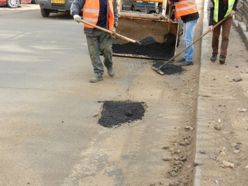 На проспекте Ленина проводят временный ямочный ремонт дороги