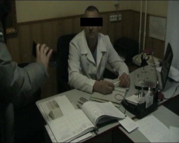 В Луганске судмедэксперт вымогал 92 000 рублей за выдачу свидетельства о смерти