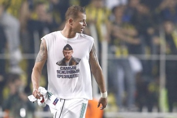 Футболист Тарасов на матче с "Фенербахче" в Турции продемонстрировал майку с портретом Путина