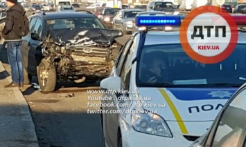 В Киеве на Окружной столкнулись две легковушки, один из водителей погиб