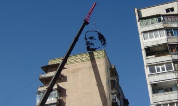 В Первомайске с многоэтажки демонтировали гигантский профиль Ленина