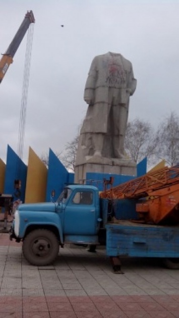 В Лисичанске памятник Ленину остался без головы (ФОТО)