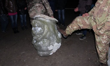 В Украине снесен еще один памятник большевику Петровскому