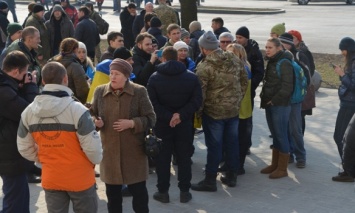 Запорожцы забросали яйцами автобус активистов, протестующих против сноса памятника Ленину