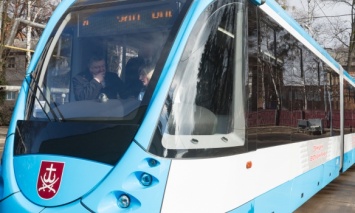 Порошенко в Виннице осмотрел модернизированный трамвай