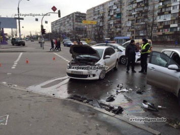 ДТП в Киеве: в столкновении Kia Rio с Volkswagen Polo пострадала женщина. Поиск свидетелей. ФОТО