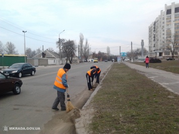 В Корабельном районе чистят прибордюрную часть проспекта Октябрьского