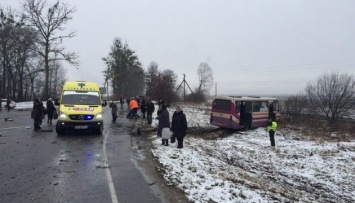 Возле Львова легковушка протаранила маршрутку, двое погибших