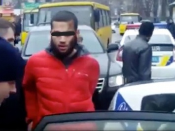 В Киеве нарушитель ПДД покусал полицейского