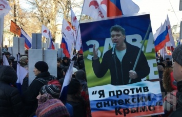 В центре Москвы тысячи людей вышли на Марш памяти Немцова