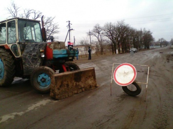 Жители Казанки второй день блокируют движение по трассе «Днепропетровск - Николаев» экскаватором