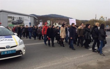 В Мукачево перекрыта трасса Киев - Чоп: протестуют работники профтехучилищ