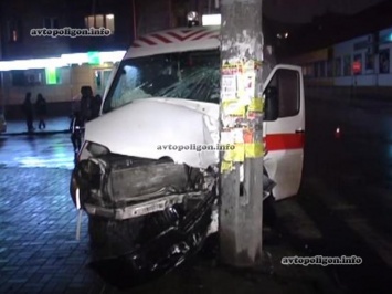 ДТП в Киеве: Skoda Rapid отправила карету "скорой помощи" в столб - пострадали двое. ФОТО+видео