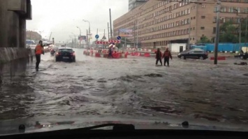 Из-за тающего снега в Москве затопило улицы