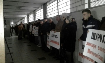 Не дайте ему шанс сбежать из страны! - в Николаеве пикетируют суд над взяточником Шурко