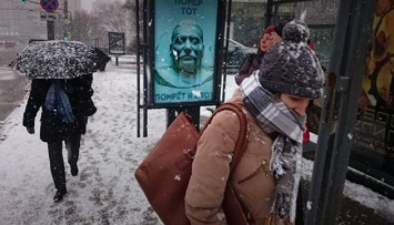 Плакат со Сталиным в Москве: «Помер тот, помрет и этот»