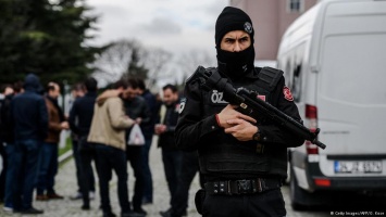 Турецкий спецназ применил слезоточивый газ и резиновые пули под зданием Zaman