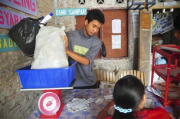 В Индонезии проблему отходов решают с помощью банка мусора