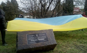 На месте разбитой мемориальной доски Бандере в Ровно установили камень под видеонаблюдением