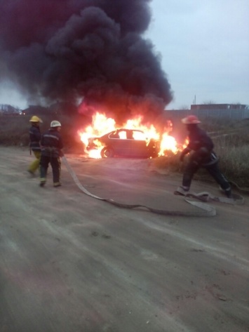 В Запорожской области "БМВ" загорелся в результате обстрела (Фото)