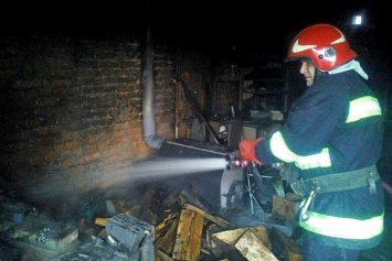 В Харьковской обл. у жилого дома взорвалась машина, взрывом разрушены 4 гаражных бокса