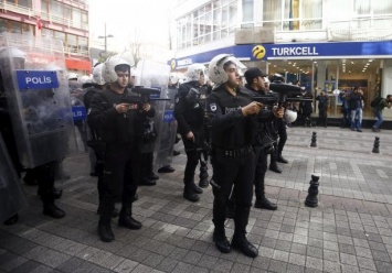 Полиция в Стамбуле стреляла резиновыми пулями в толпу женщин, попытавшихся отметить 8 Марта