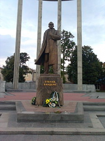 Во Львове искали взрывчатку возле памятника Степану Бандере